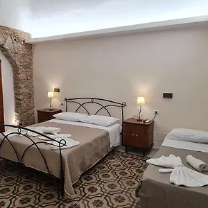 sikeliafourrooms.taorminaitalyhotels.com/